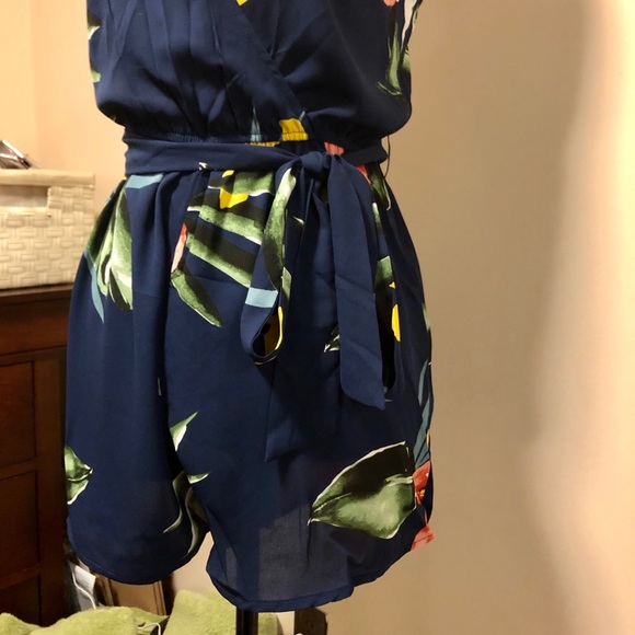 🍃1 LEFT M🎉3 for $20💕NWT Navy Trop Belted Romper - Picture 5 of 12
